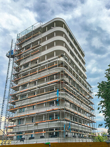 Nach und nach verschwinden die Gerüste rund um den WestendTurm, sodass die außergewöhnliche Architektur immer mehr zum Vorschein kommt.