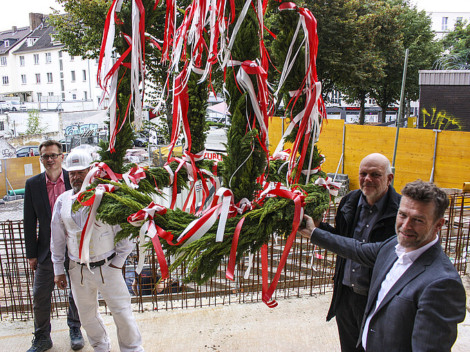 Halbzeit an der Westendstraße: Projektleiter Michael Zöltzer, Thomas Wagner (Ed. Züblin AG), Stadtbaurat Christof Nolda und GWH Bauprojekte-Geschäftsführer Christian Wedler (v.l.) beim Fototermin zum Richtfest. Halbzeit an der Westendstraße: Projektleiter Michael Zöltzer, Thomas Wagner (Ed. Züblin AG), Stadtbaurat Christof Nolda und GWH Bauprojekte-Geschäftsführer Christian Wedler (v.l.) beim Fototermin zum Richtfest.