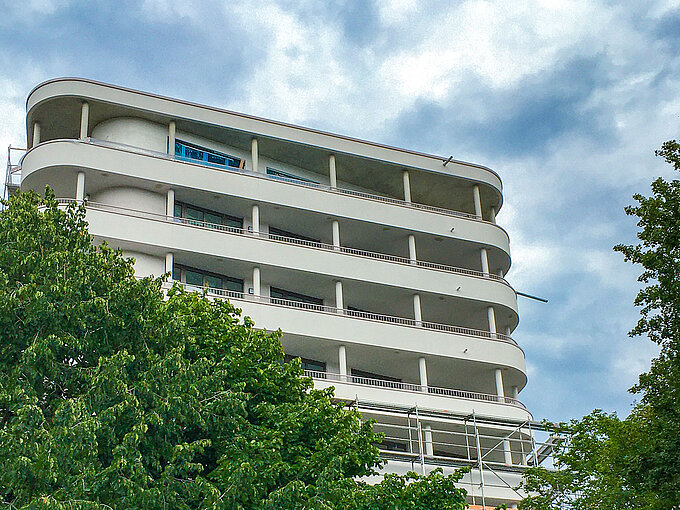 In Kürze wird das Wohnhaus komplett "entblättert" sein, dann beginnen die Arbeiten an den Außenanlagen.