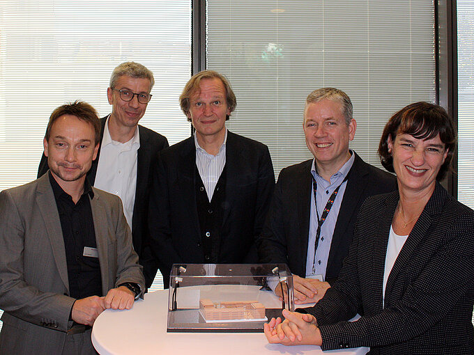 Zufriedene Gesichter bei der Präsentation des Modells (v.l.): GWH Bauprojekte-Geschäftsführer Tino Nitsche, Olaf Heinrich von den Mainzer Stadtwerken, Architekt Jens Jakob Happ, Stadtwerke-Vorstandsvorsitzender Daniel Gahr und Baudezernentin Marianne Grosse.