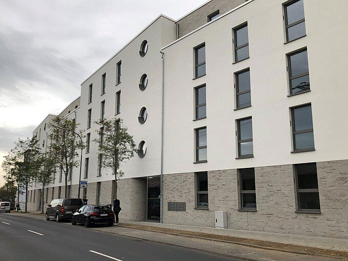 In 22 Monaten Bauzeit ist unter Regie der GWH Bauprojekte am Fuldaer Bahnhof ein Neubau in attraktiver Architektur entstanden, die auch den Gestaltungsbeirat der Stadt Fulda überzeugt hat.