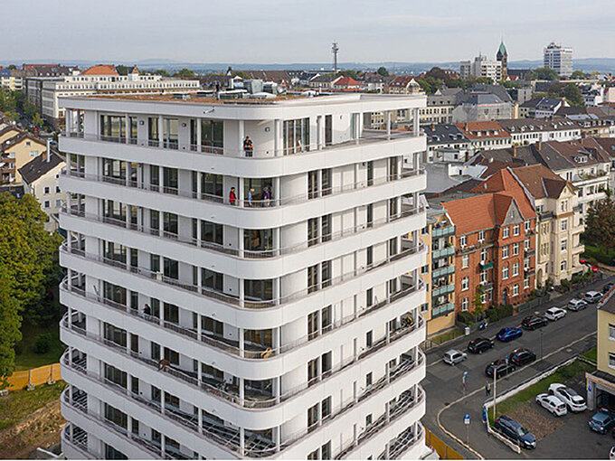 Kassels Skyline gewinnt an Kontur: Nach rund zwei Jahren Bauzeit ist mit dem WestendTurm ein einzigartiges Wohnhochhaus im Herzen Kassels entstanden. Kassels Skyline gewinnt an Kontur: Nach rund zwei Jahren Bauzeit ist mit dem WestendTurm ein einzigartiges Wohnhochhaus im Herzen Kassels entstanden.