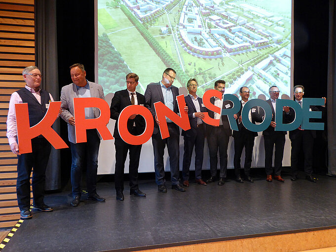 Vertreter der Stadt Hannover und der beteiligten Unternehmen stellten den neuen Namen Kronsrode in einer Info-Veranstaltung der Öffentlichkeit vor. Vertreter der Stadt Hannover und der beteiligten Unternehmen stellten den neuen Namen Kronsrode in einer Info-Veranstaltung der Öffentlichkeit vor.
