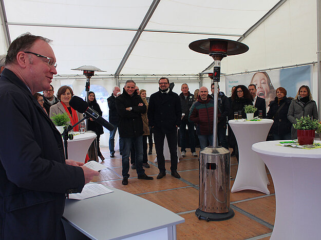 Zum Deckenfest begrüßte GWH-Geschäftsführer Klaus Kirchberger (links) Stadtvertreter, Projektbeteiligte und Vertreter lokaler Initiativen.
